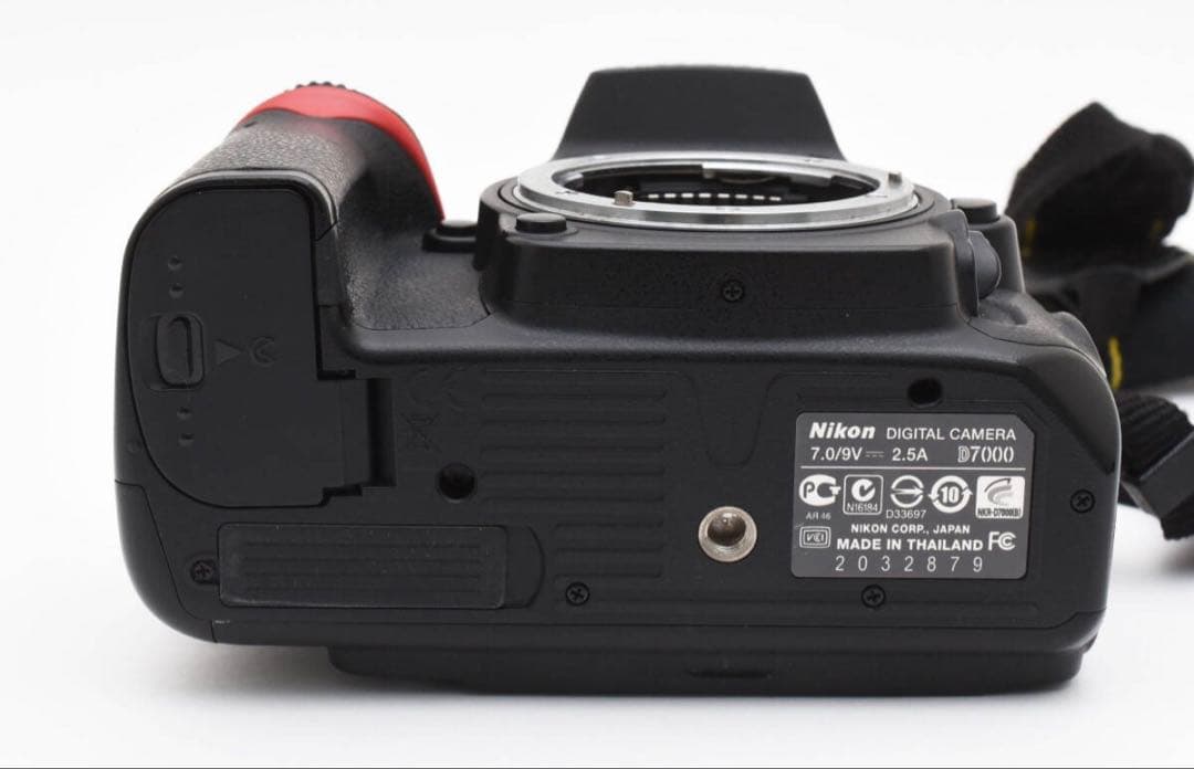 ニコン デジタル一眼カメラ D7000 ボディ 一眼レフ　中古　ストラップ