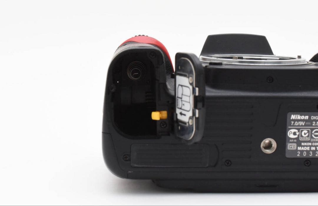 ニコン デジタル一眼カメラ D7000 ボディ 一眼レフ　中古　ストラップ