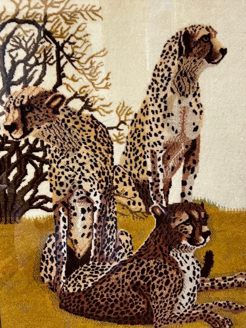 チーターの刺繍画 ハンドメイドペルシャ絨毯 木製フレーム付き
