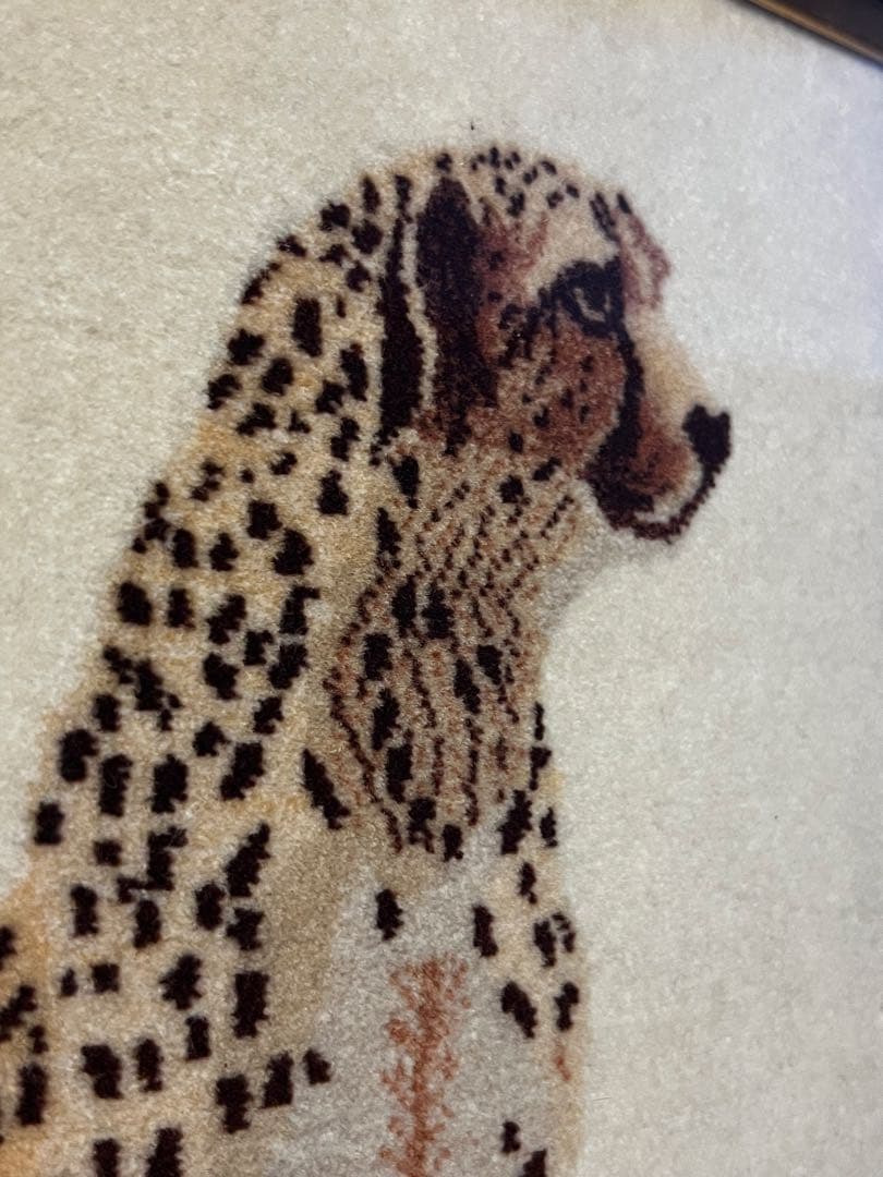 チーターの刺繍画 ハンドメイドペルシャ絨毯 木製フレーム付き