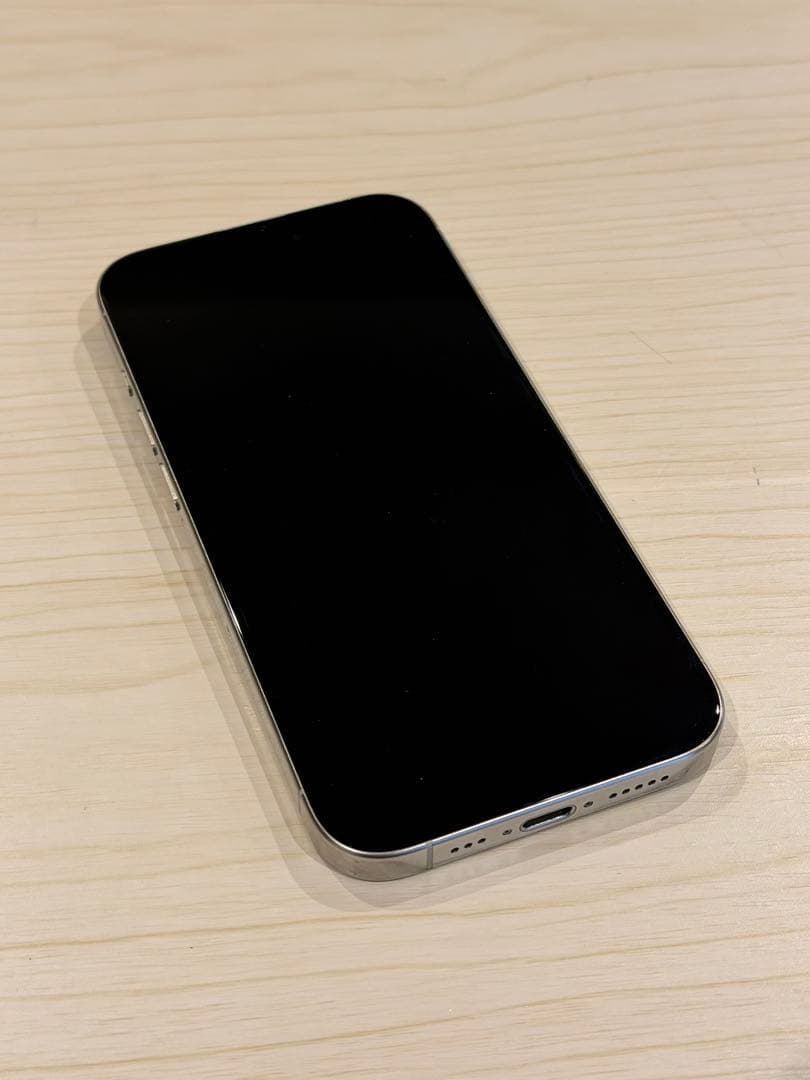 美品　iPhone 15 Pro ホワイトチタニウム 256GB 画面割れなし