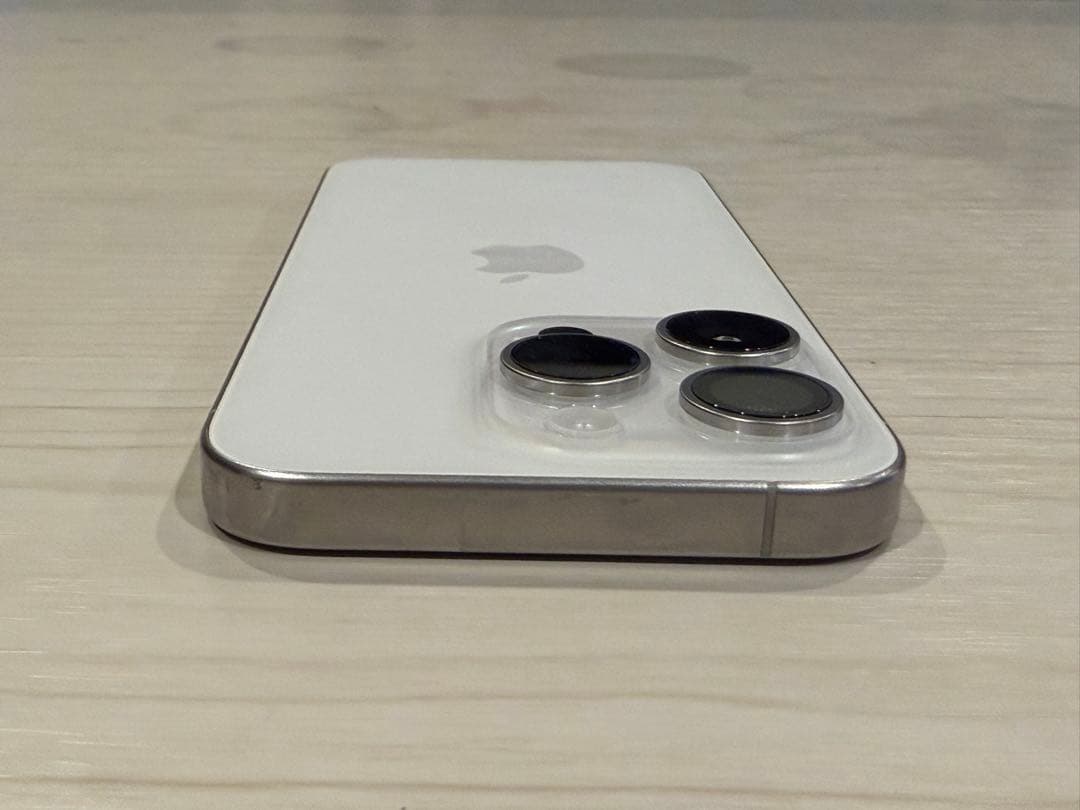 美品　iPhone 15 Pro ホワイトチタニウム 256GB 画面割れなし