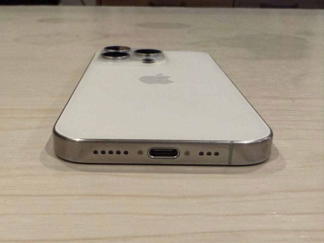 美品　iPhone 15 Pro ホワイトチタニウム 256GB 画面割れなし