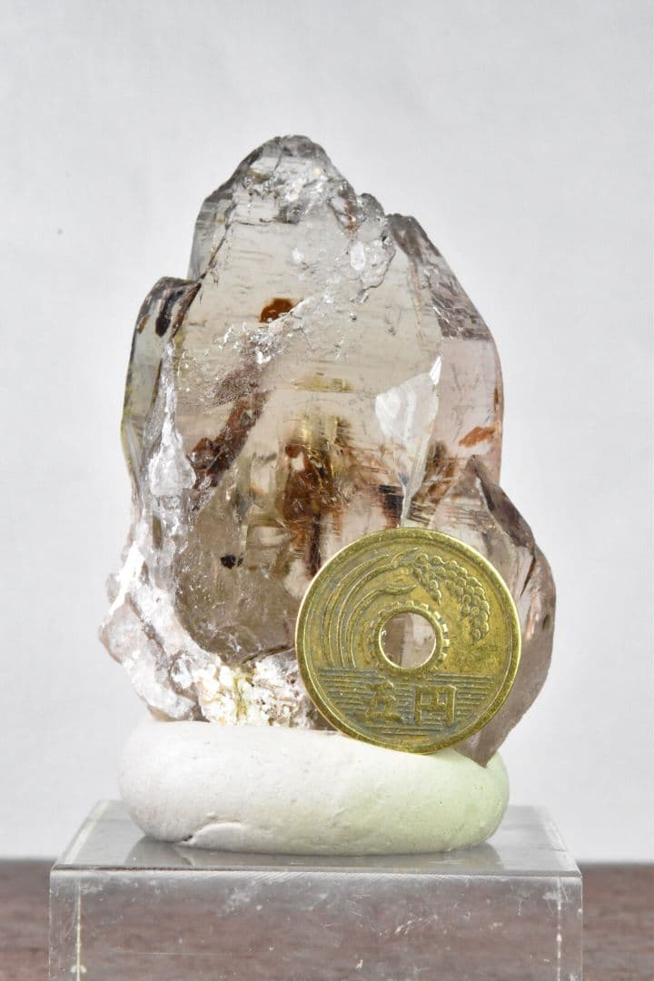 ガネーシュヒマール ヒンドゥン産 バイオタイト 角閃石 インクォーツ