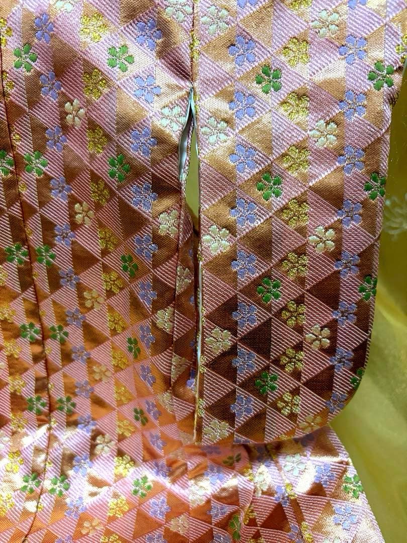ピンク地金襴（きんらん）ミニ和装（着物）