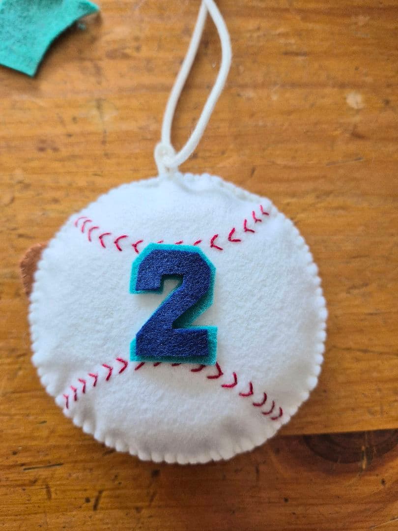 【完成品】ガッツポーズの野球ボールくん・フェルト部活お守り