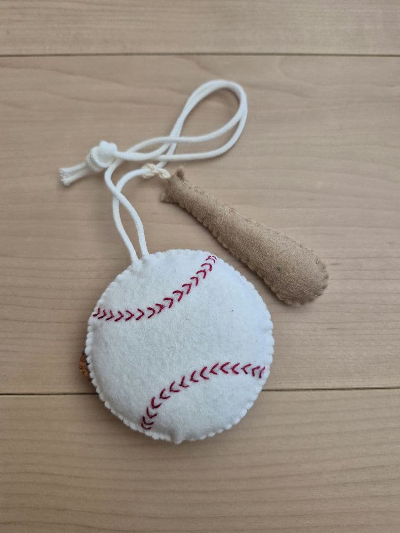 【完成品】ガッツポーズの野球ボールくん・フェルト部活お守り