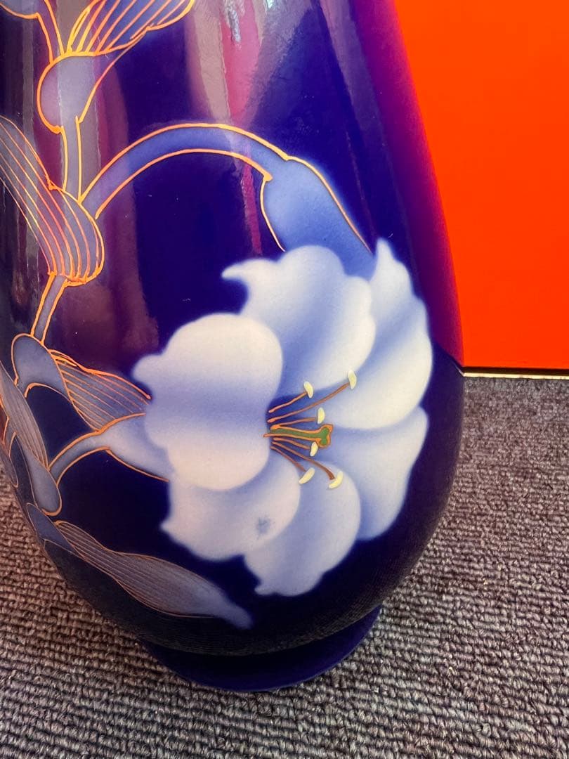 1270  深川製磁　宮内庁御用達　瑠璃地百合金彩　花瓶