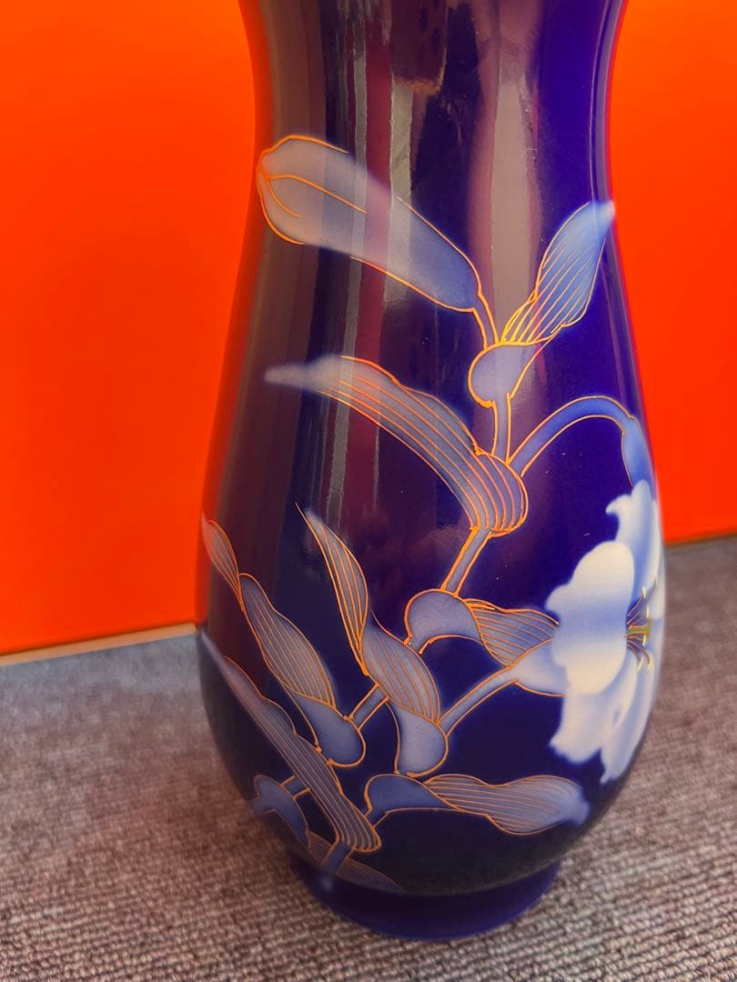 1270  深川製磁　宮内庁御用達　瑠璃地百合金彩　花瓶