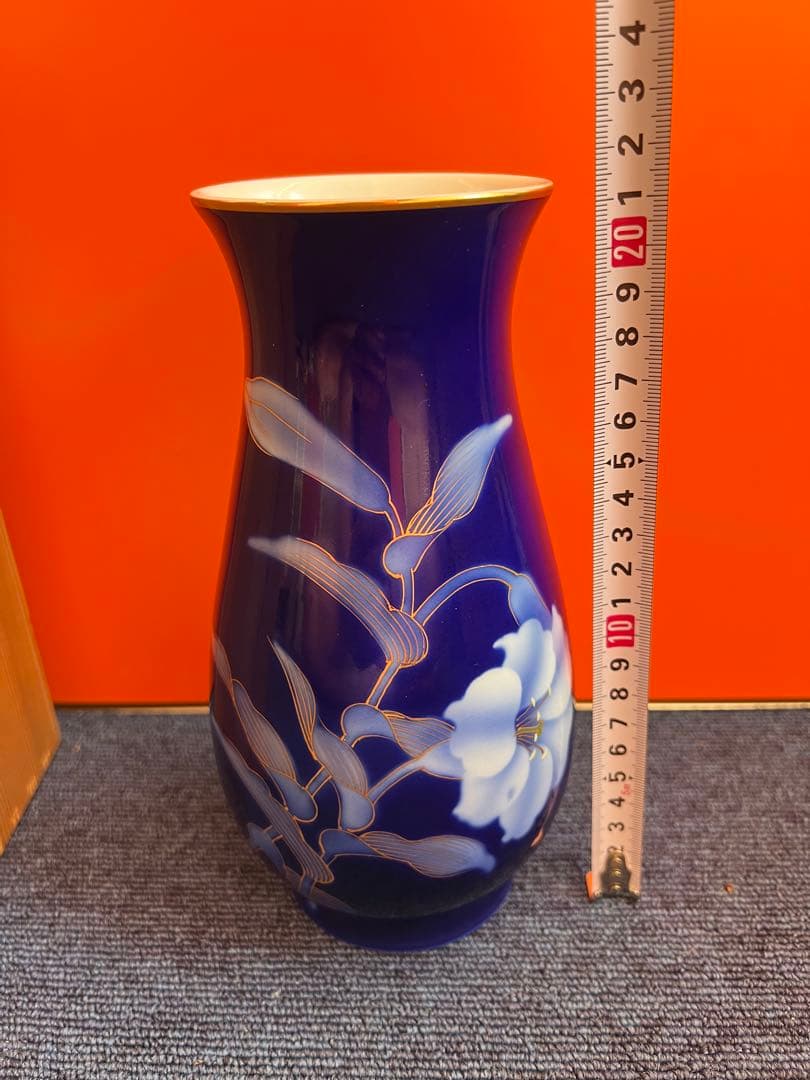 1270  深川製磁　宮内庁御用達　瑠璃地百合金彩　花瓶