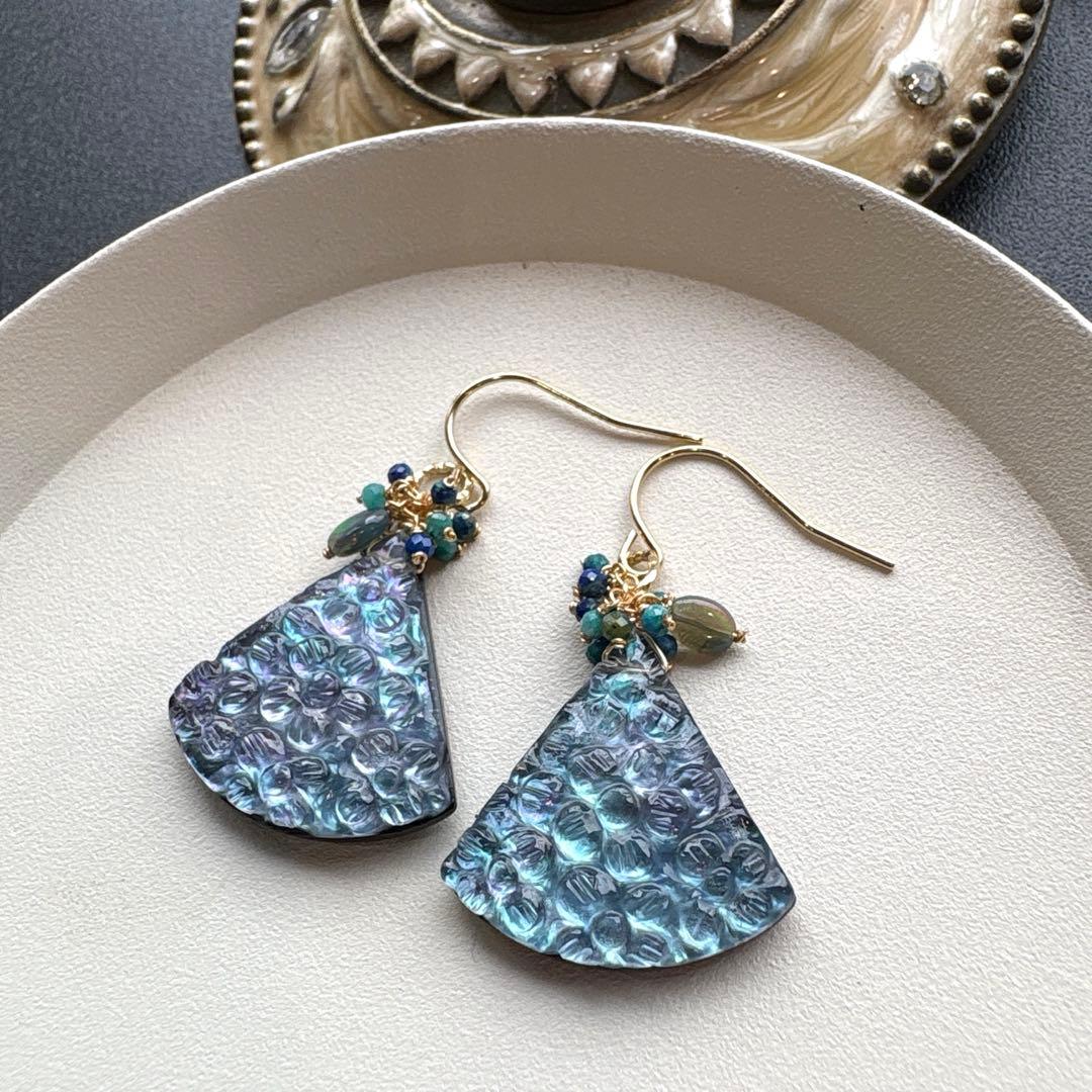 《1点限定》ブラックオニキスファンシェイプ小花カービング＊ピアスorイヤリング