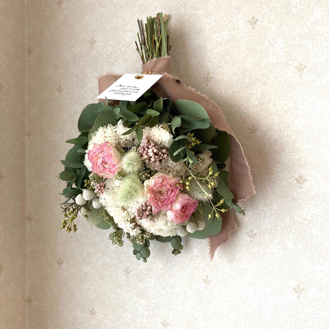 ラナンキュラスとスターチスのころんと丸いスワッグ　(小さめ約25cm)