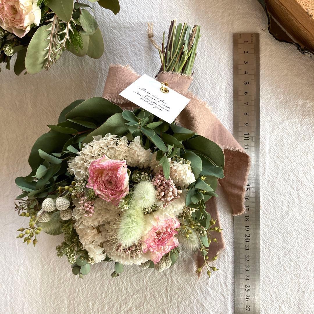 ラナンキュラスとスターチスのころんと丸いスワッグ　(小さめ約25cm)