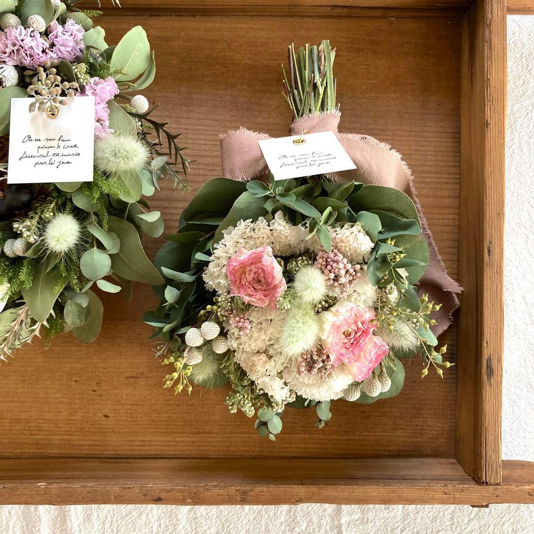 ラナンキュラスとスターチスのころんと丸いスワッグ　(小さめ約25cm)