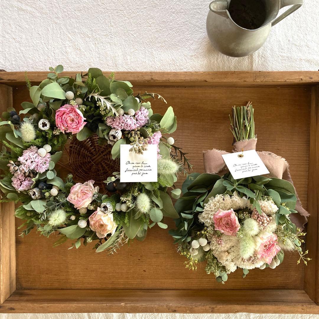 ラナンキュラスとスターチスのころんと丸いスワッグ　(小さめ約25cm)