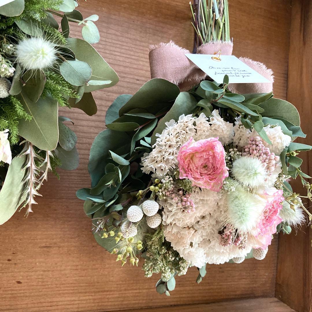 ラナンキュラスとスターチスのころんと丸いスワッグ　(小さめ約25cm)