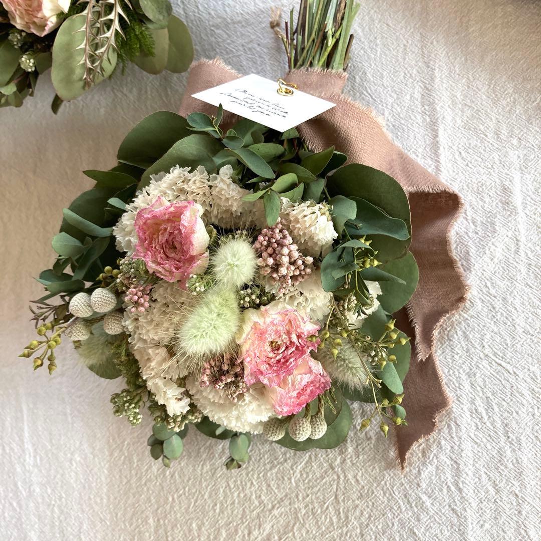 ラナンキュラスとスターチスのころんと丸いスワッグ　(小さめ約25cm)