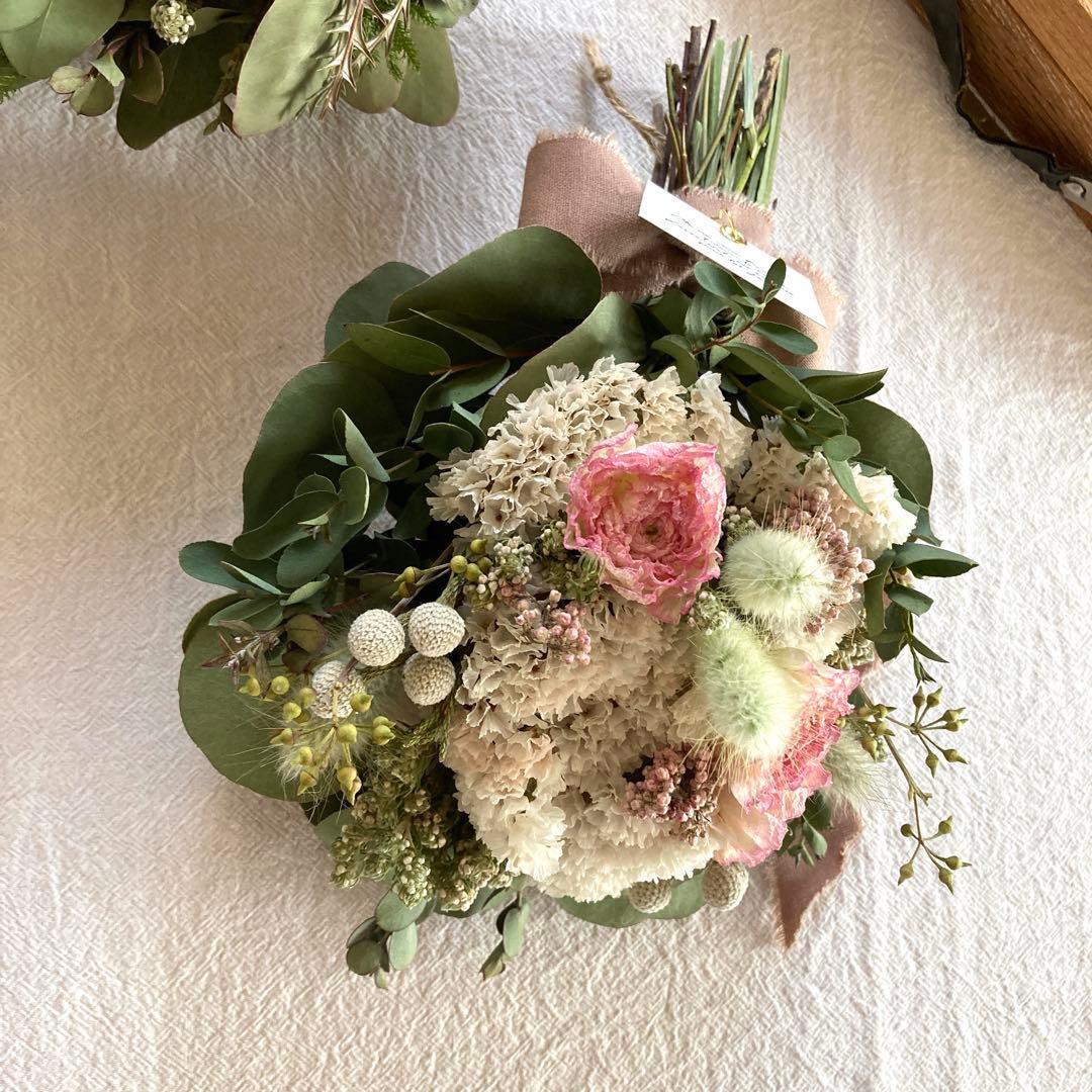 ラナンキュラスとスターチスのころんと丸いスワッグ　(小さめ約25cm)