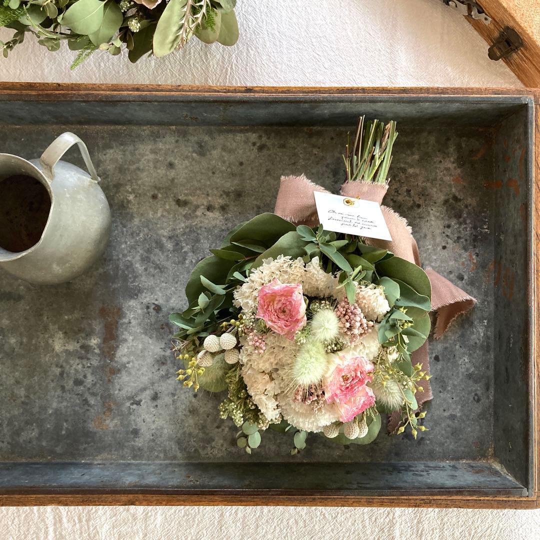 ラナンキュラスとスターチスのころんと丸いスワッグ　(小さめ約25cm)