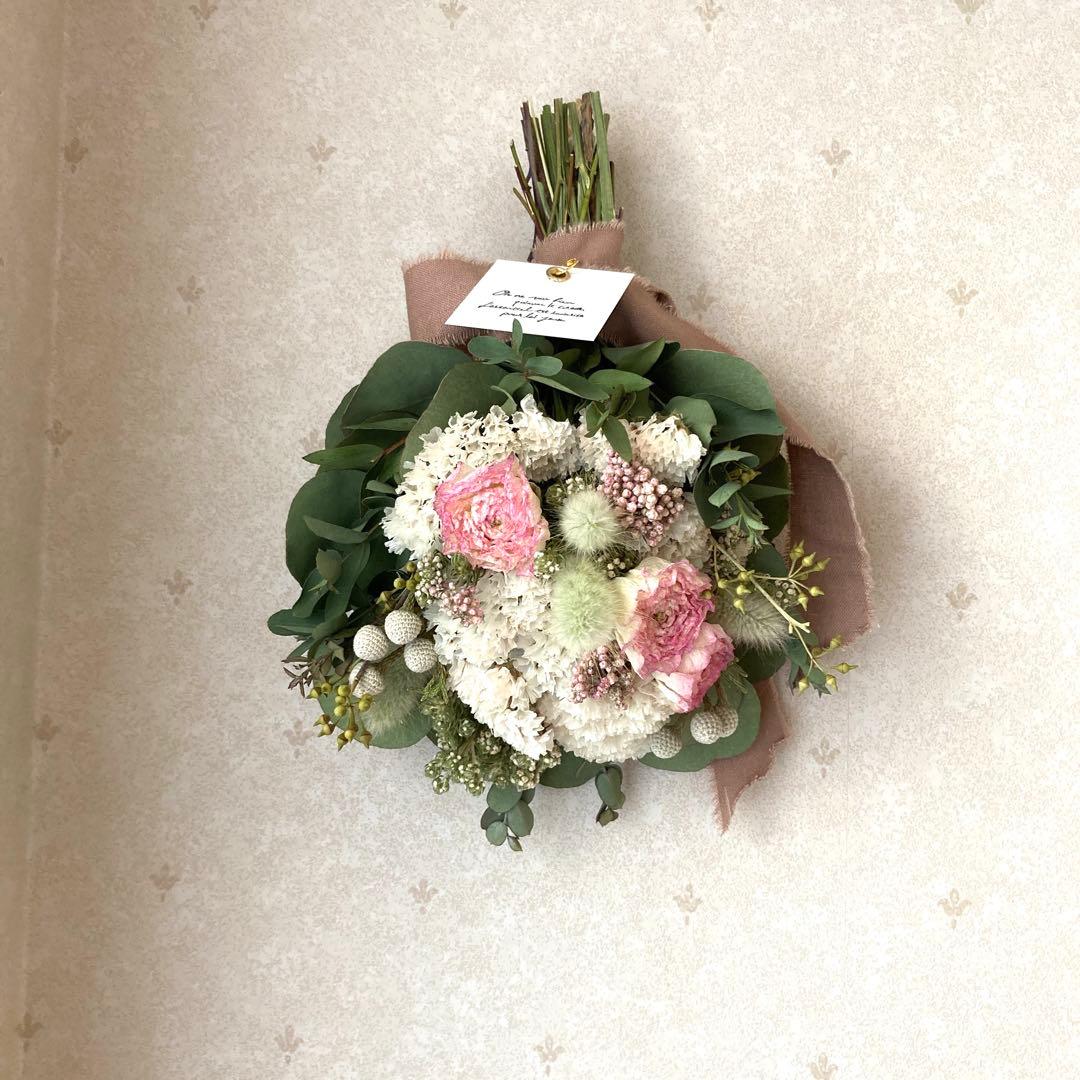 ラナンキュラスとスターチスのころんと丸いスワッグ　(小さめ約25cm)