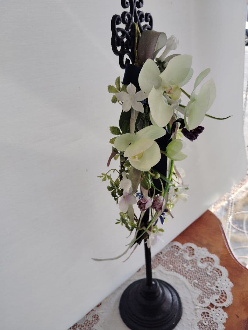 ホワイトアーティフィシャルフラワーアレンジメント　リース　スタンド付き 高さ62