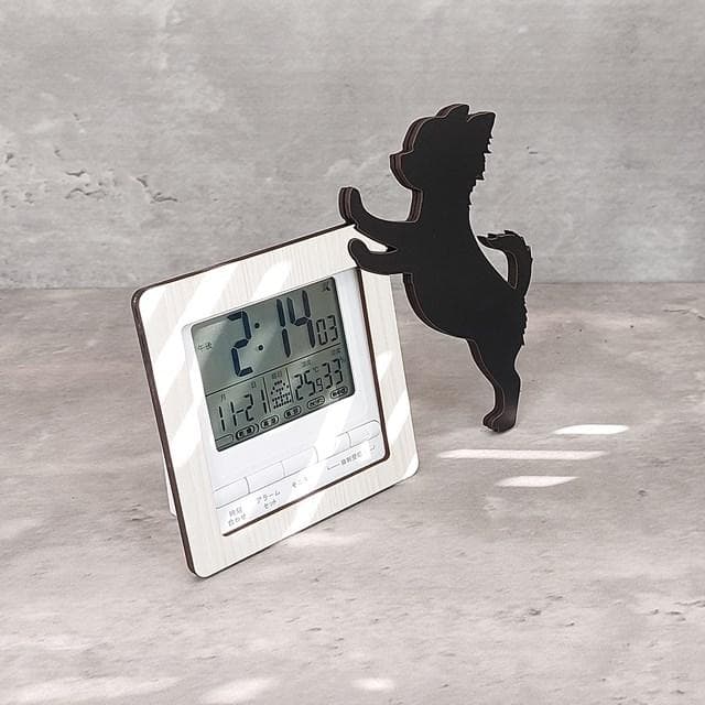 【電波時計】ワンちゃんが寄り添う電波デジタル時計 ― チワワ　黒