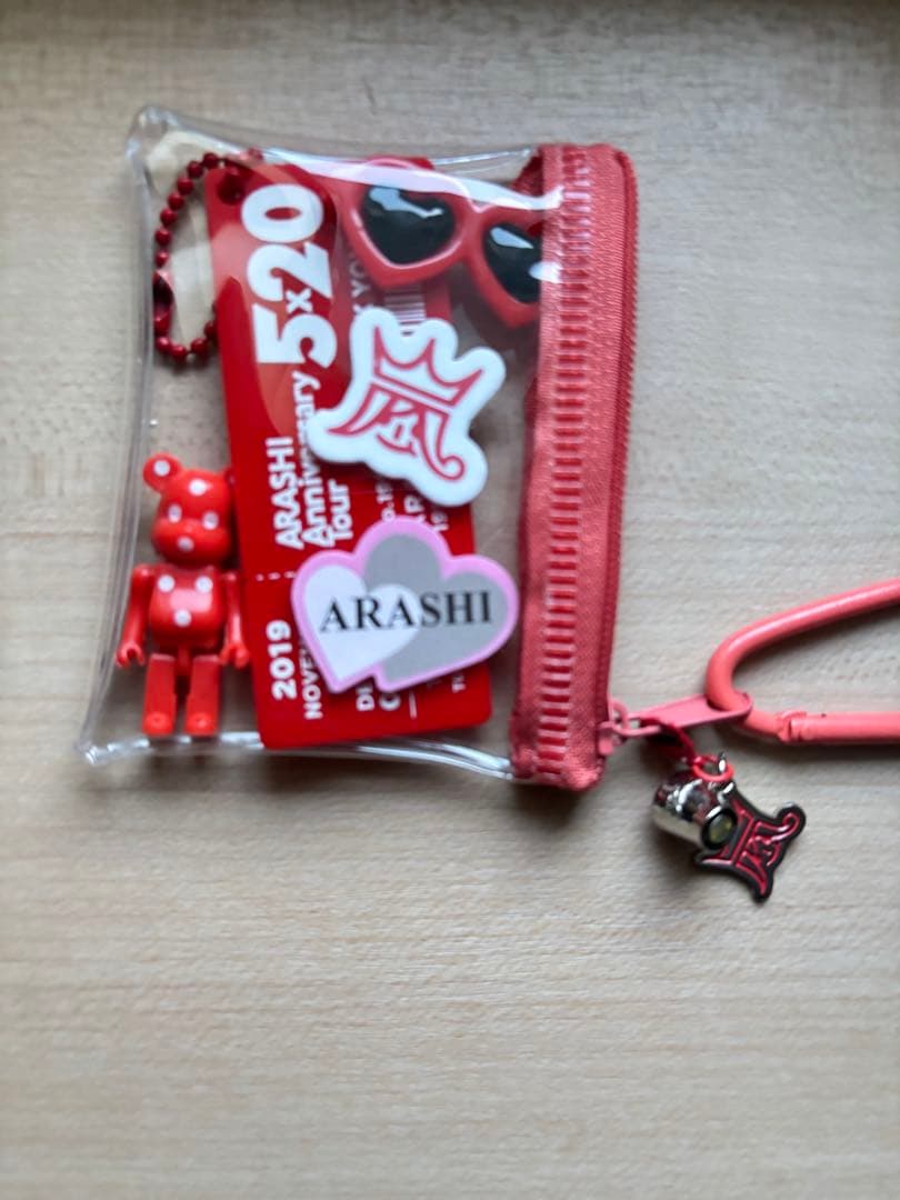 嵐 アクリルプレート/カラビナポーチセット 赤