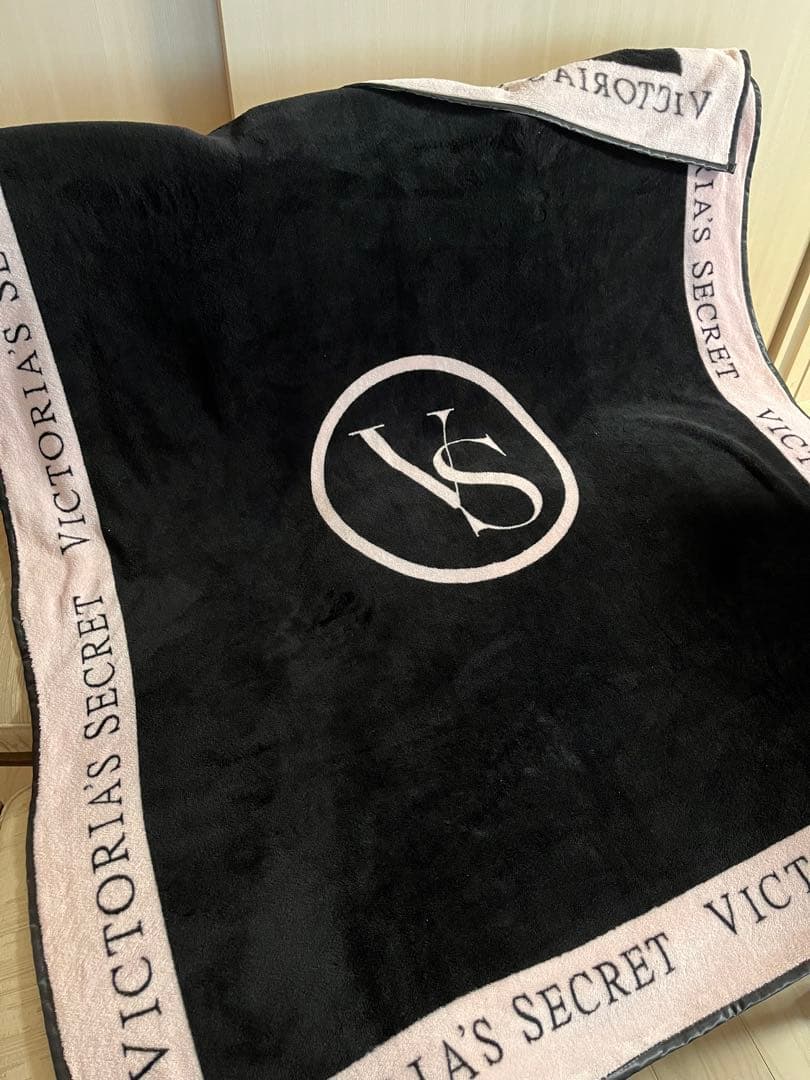 ヴィクトリアシークレット　　　美品 シグネチャー柄　　　　　　　大判ブランケット