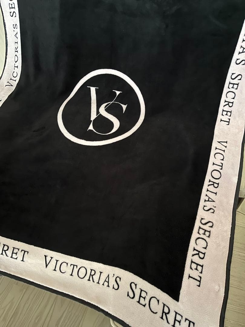 ヴィクトリアシークレット　　　美品 シグネチャー柄　　　　　　　大判ブランケット