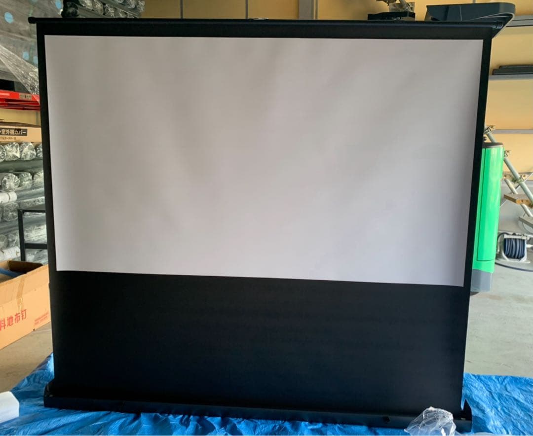 プロジェクタースクリーン 100インチ（自立式・床置き)家庭用、業務用