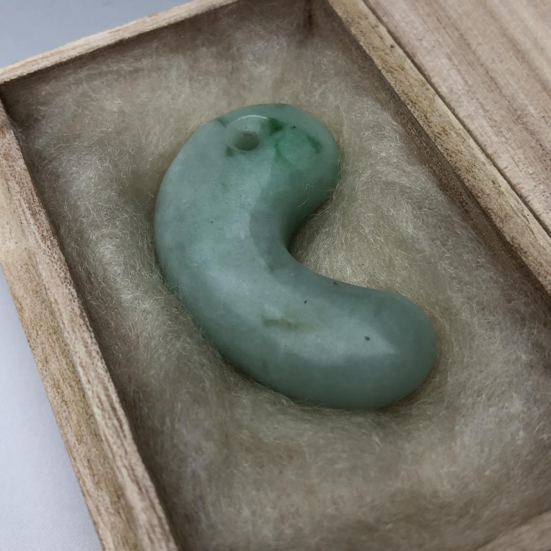 翡翠 勾玉 糸魚川翡翠｜光を宿す守護石・お守りに　共箱