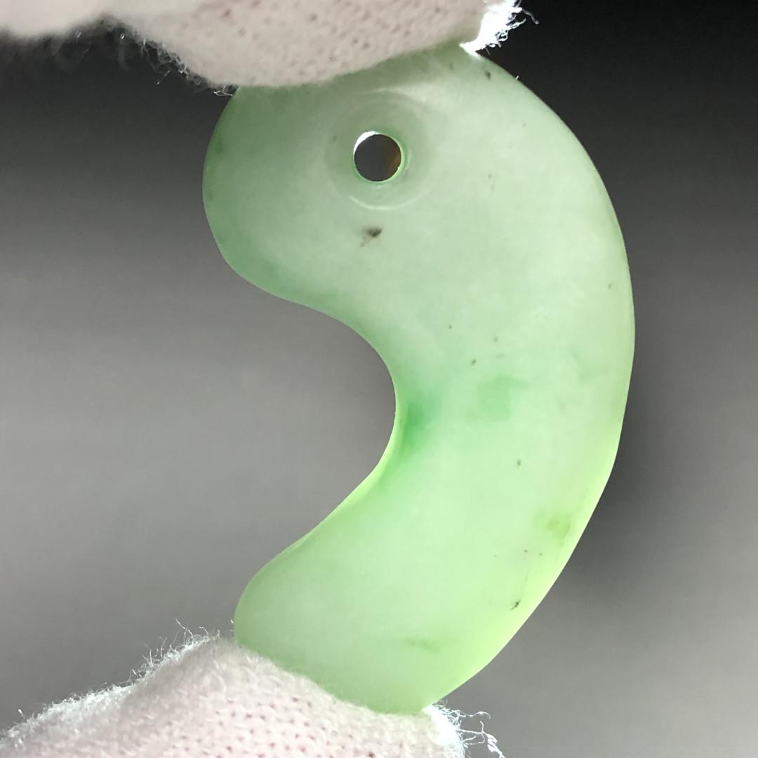 翡翠 勾玉 糸魚川翡翠｜光を宿す守護石・お守りに　共箱