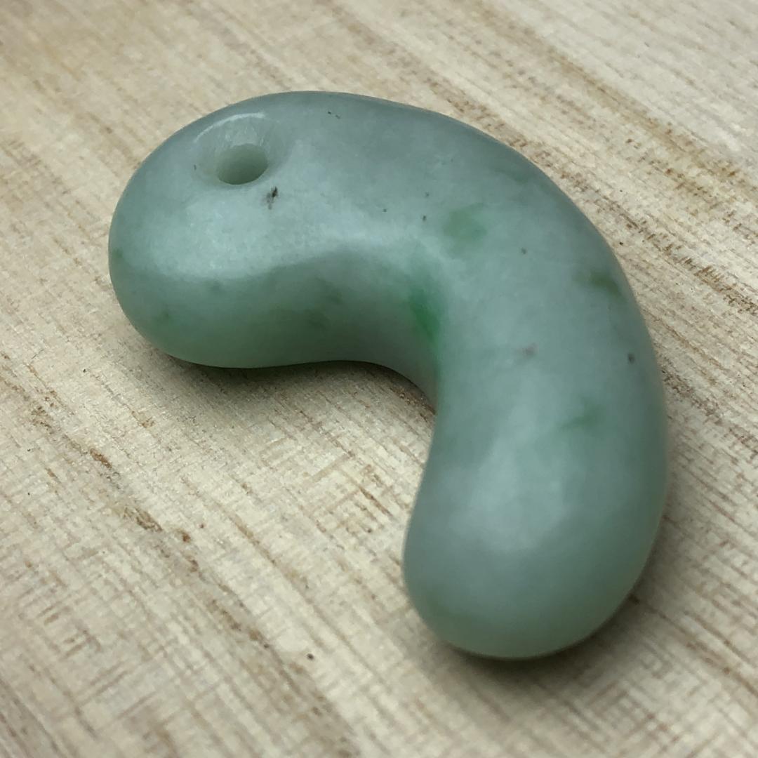 翡翠 勾玉 糸魚川翡翠｜光を宿す守護石・お守りに　共箱