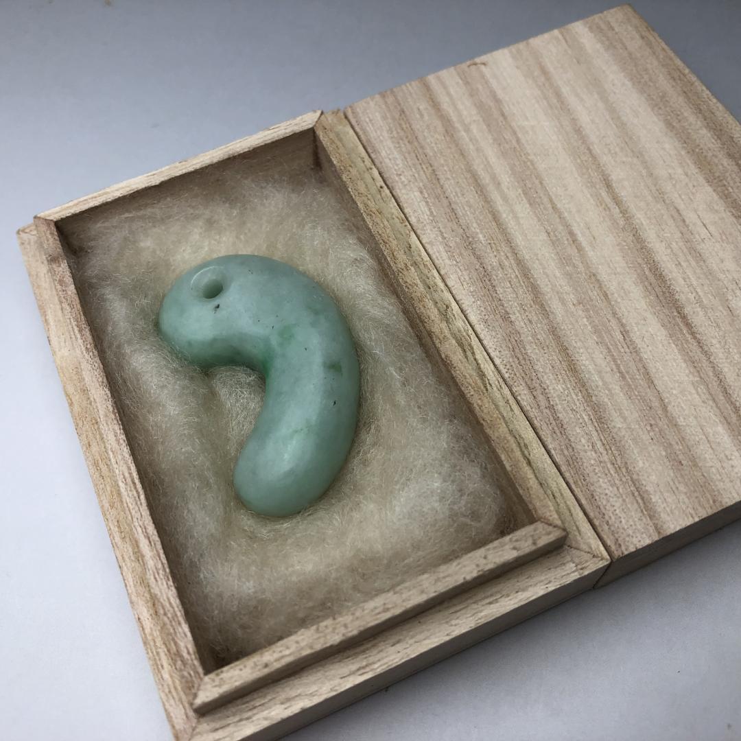 翡翠 勾玉 糸魚川翡翠｜光を宿す守護石・お守りに　共箱