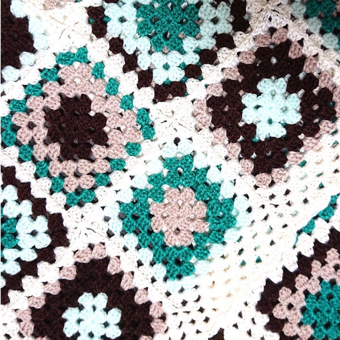 グラニースクエアの手編みブランケット