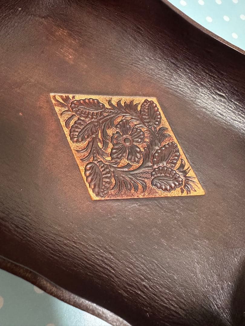 ヴィンテージ風　牛革 レザー彫刻デザイン トレイ 金属リング付き