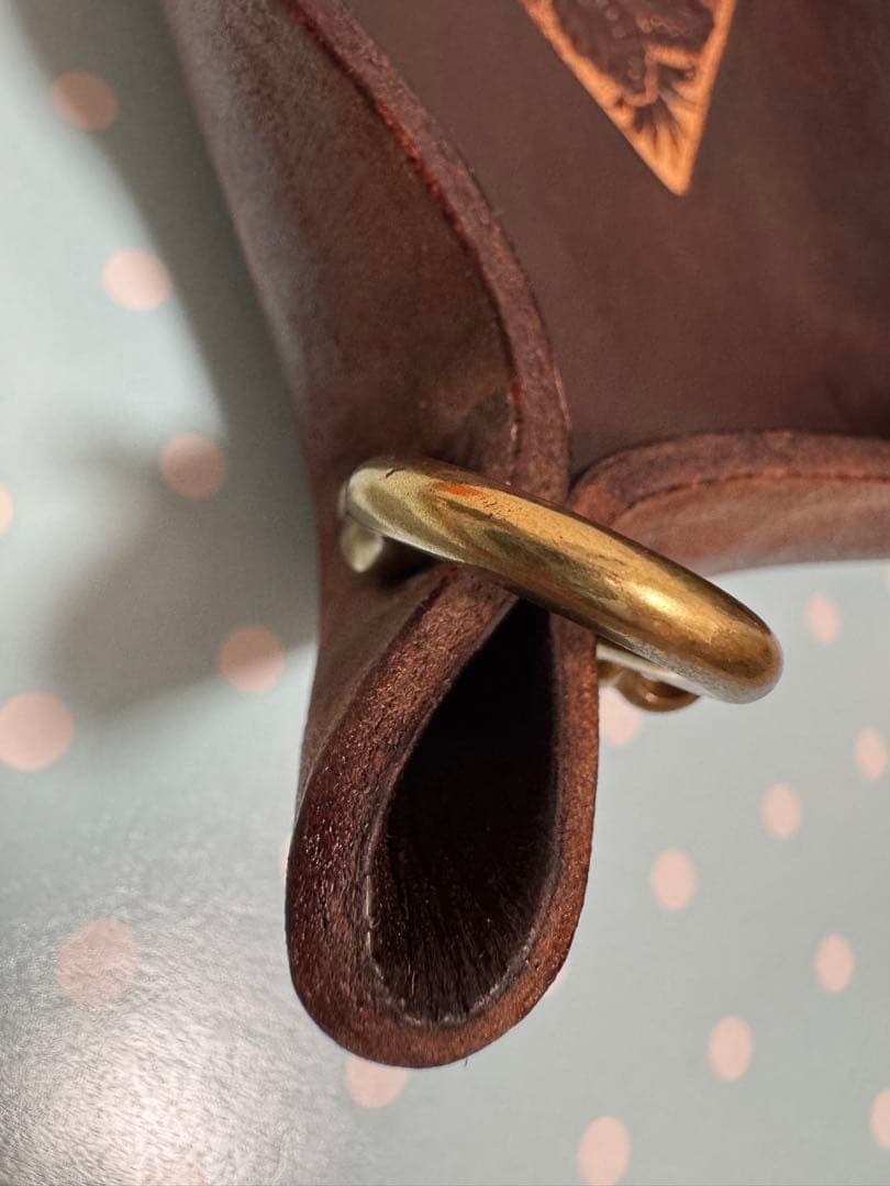 ヴィンテージ風　牛革 レザー彫刻デザイン トレイ 金属リング付き