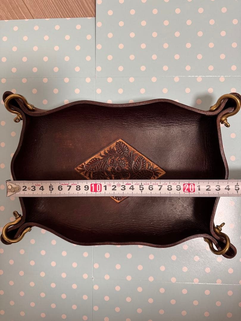 ヴィンテージ風　牛革 レザー彫刻デザイン トレイ 金属リング付き