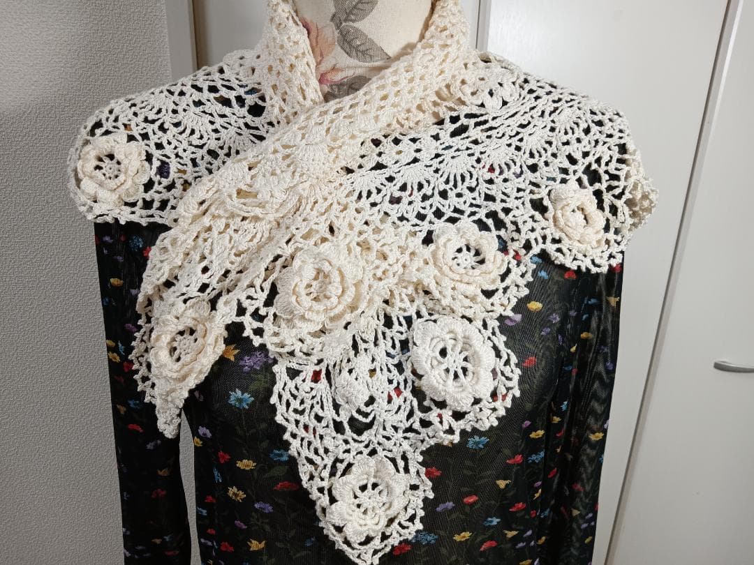 ♡母への贈り物♡新品未使用　レース編み　❧オールド・ローズの三角ストール❧