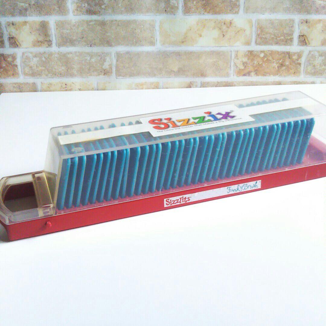 シジックス sizzix アルファベット ダイ funky brush 筆記体