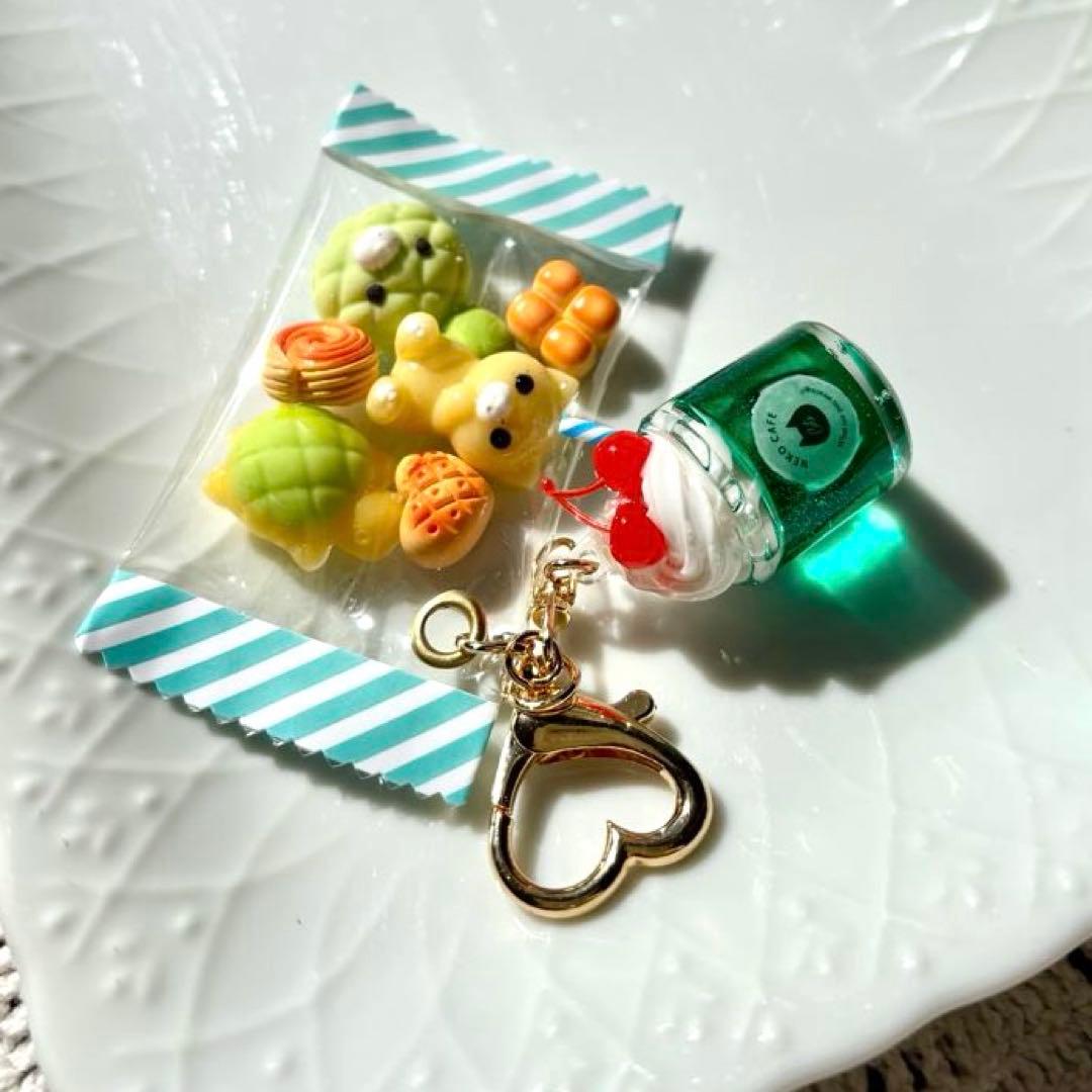 レジンキーホルダー　クリームソーダ・パン　ハンドメイド