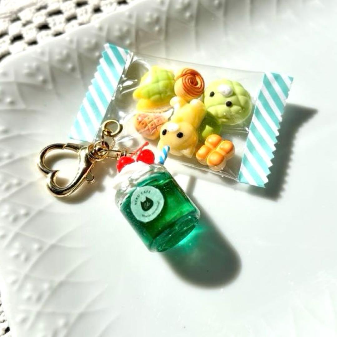 レジンキーホルダー　クリームソーダ・パン　ハンドメイド