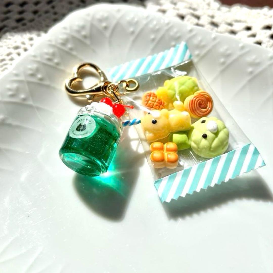 レジンキーホルダー　クリームソーダ・パン　ハンドメイド