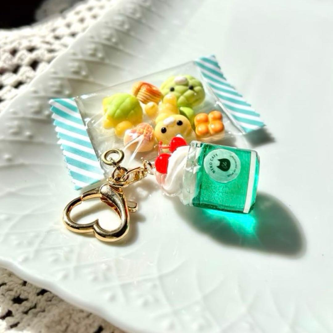 レジンキーホルダー　クリームソーダ・パン　ハンドメイド
