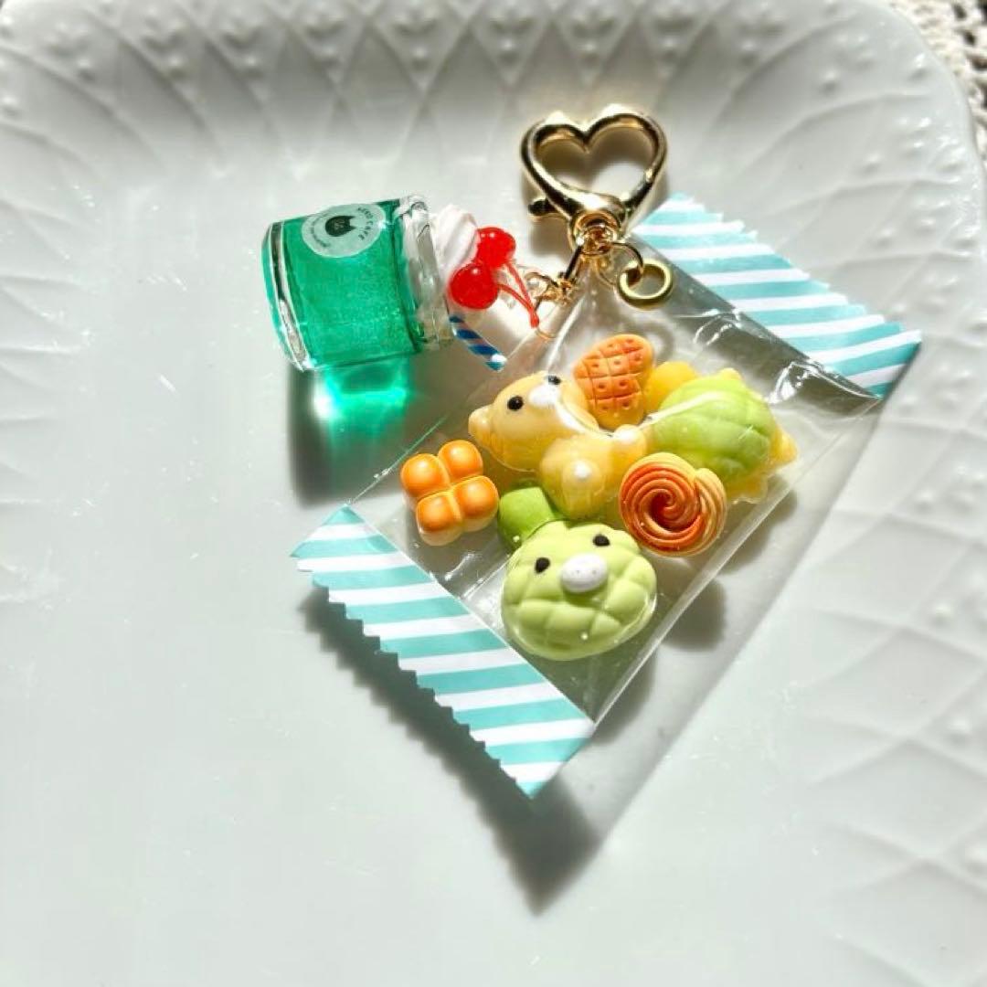 レジンキーホルダー　クリームソーダ・パン　ハンドメイド