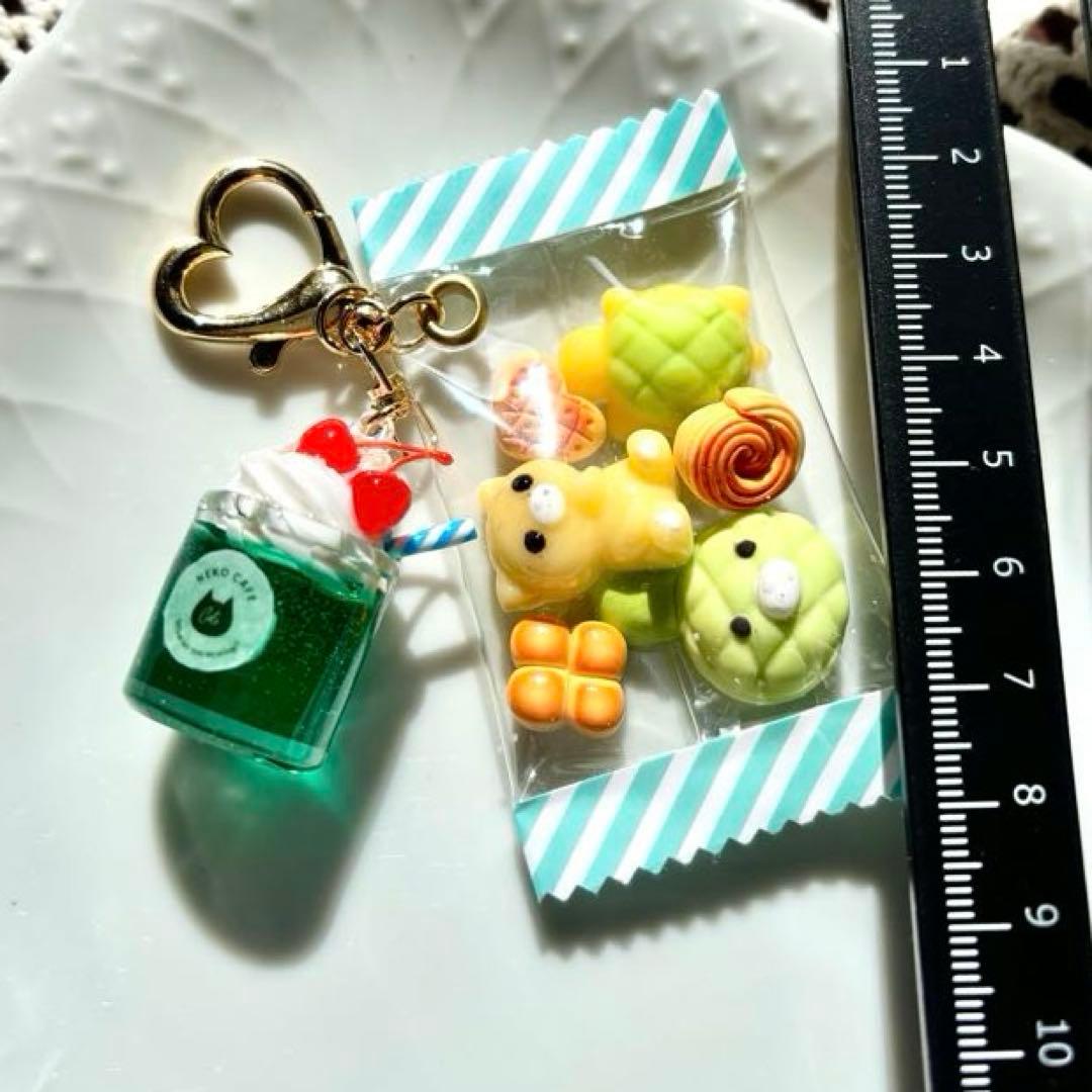 レジンキーホルダー　クリームソーダ・パン　ハンドメイド