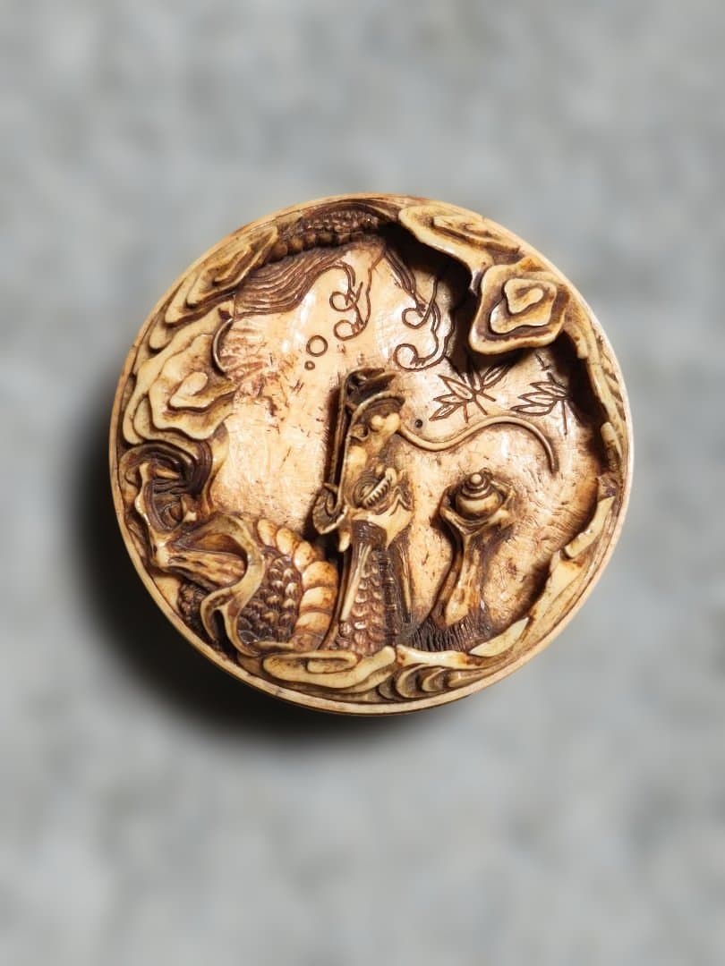 龍*ん様 竜の彫刻の小物入れ　骨董、アンティーク