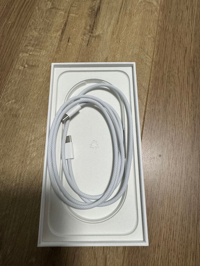 iPhone 16e 本体 ほぼ新品100%バッテリー