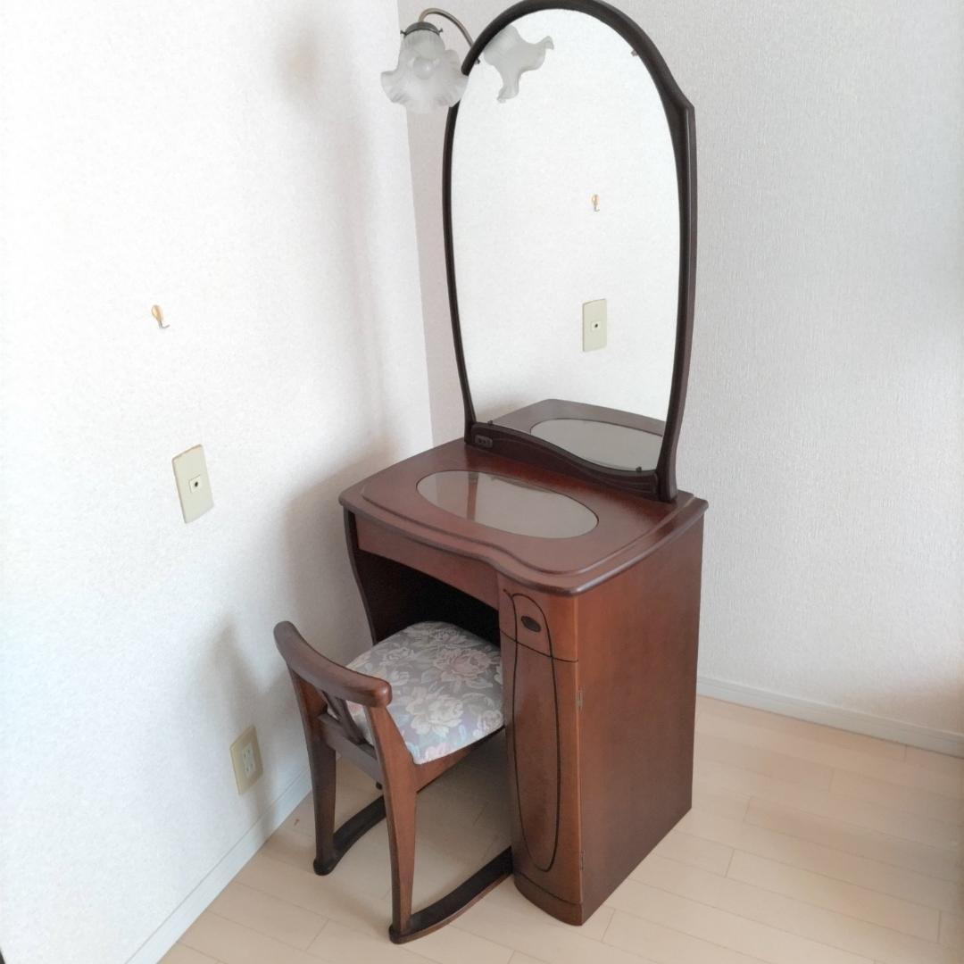 木製ドレッサー・鏡台　シェード付きライト