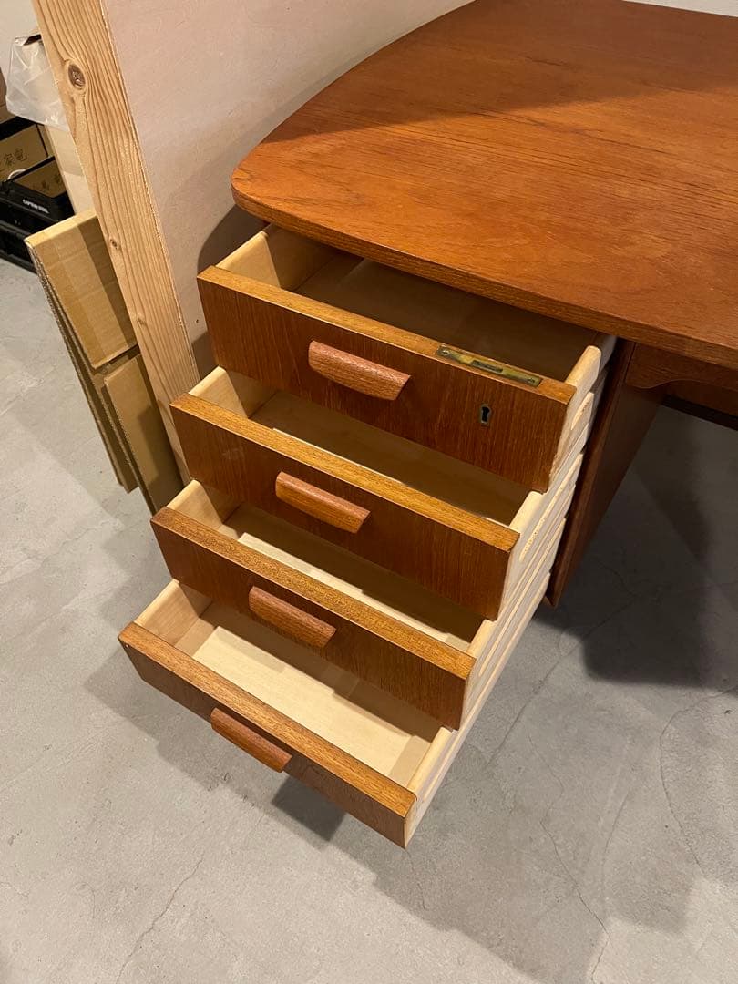 ヴィンテージ　北欧家具　チーク材　キドニーデスク　デンマーク